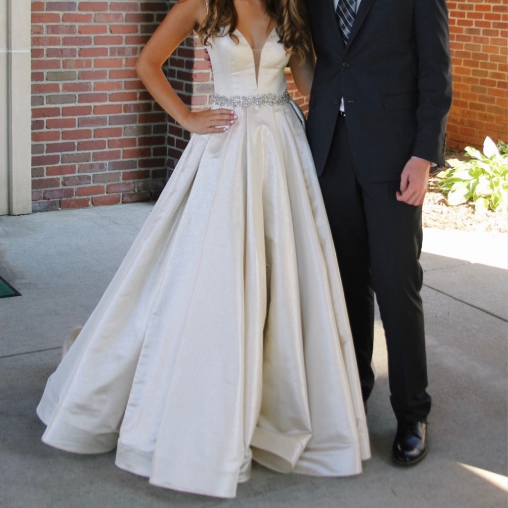 Ava Presley, size 6 prom dress